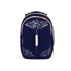 Der Satch Match Schulrucksack - Bloomy Breeze von Satch zeichnet sich durch ein marineblaues Design mit Blumenmuster und hellrosa Reißverschlüssen aus. Er kombiniert ergonomischen Komfort und stilvolles Aussehen für den täglichen Gebrauch. Abgebildet vor einem weißen Hintergrund.
