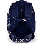 Der Satch Match Schulrucksack - Bloomy Breeze von Satch ist von hinten abgebildet und verfügt über gepolsterte Gurte, verstellbare Schnallen und ein ergonomisches Design in einem marineblauen Blumenmuster.