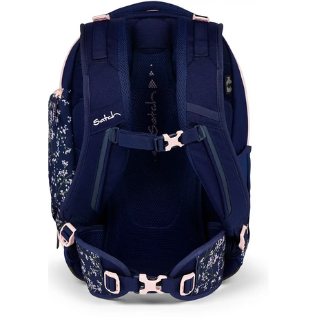 Der Satch Match Schulrucksack - Bloomy Breeze von Satch ist von hinten abgebildet und verfügt über gepolsterte Gurte, verstellbare Schnallen und ein ergonomisches Design in einem marineblauen Blumenmuster.