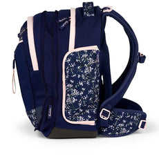 Der Satch Match Schulrucksack - Bloomy Breeze von Satch hat einen marineblauen Blumendruck, rosa Reißverschlüsse, Seitentaschen und gepolsterte Schultergurte - ein ergonomischer Schulrucksack, der Komfort und Stil vereint.