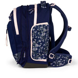 Der Satch Match Schulrucksack - Bloomy Breeze von Satch hat einen marineblauen Blumendruck, rosa Reißverschlüsse, Seitentaschen und gepolsterte Schultergurte - ein ergonomischer Schulrucksack, der Komfort und Stil vereint.