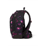 Seitenansicht des Satch Match Schulrucksack - Mystic Nights von Satch in schwarz mit rosa und lila Blumen- und Blattmuster, mit ergonomisch gepolsterten Trägern.