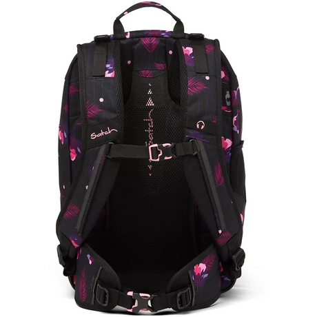 Der Satch Match Schulrucksack - Mystic Nights von Satch hat ein schwarz-lila Design mit pinken Akzenten. Er wird von der Rückseite mit ergonomisch gepolsterten Gurten, Brustschnalle und erweiterbarem Stauraum gezeigt.
