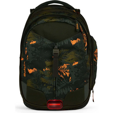 Der Satch Match Schulrucksack - Jurassic Jungle von Satch verfügt über einen grünen und orangen Tarndruck, einen Frontreißverschluss, einen kleinen roten Reflektor und ein ergonomisches Design - ideal für stilbewusste, aktive Schüler.