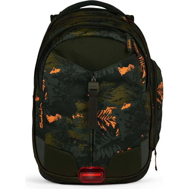 Der Satch Match Schulrucksack - Jurassic Jungle von Satch verfügt über einen grünen und orangen Tarndruck, einen Frontreißverschluss, einen kleinen roten Reflektor und ein ergonomisches Design - ideal für stilbewusste, aktive Schüler.