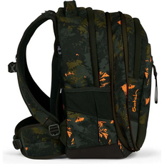 Der Satch Match Schulrucksack - Jurassic Jungle von Satch hat ein dunkelgrünes und orangefarbenes Muster, gepolsterte Träger, ein ergonomisches Design und das Satch-Logo an der Seite.