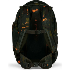 Der Satch Match Schulrucksack - Jurassic Jungle von Satch hat ein schwarz-orangefarbenes Muster mit gepolsterten Schultergurten und einer belüfteten Netzrückwand, die von hinten zu sehen ist.