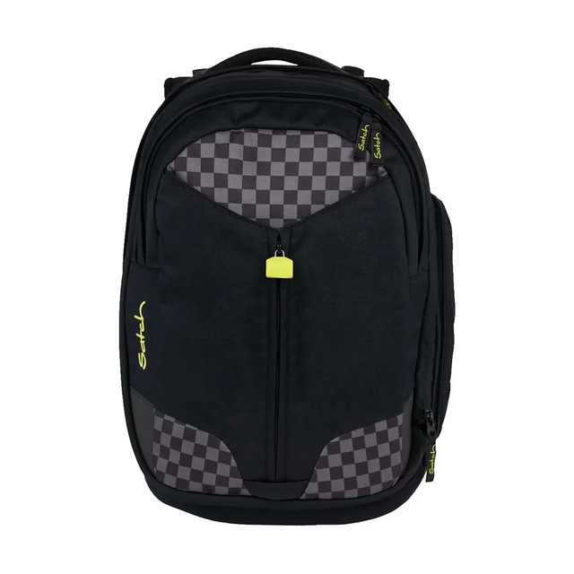 Die Satch Match Schulranzen - Dark Skate von Satch überzeugt mit schwarzem Checkered-Muster, gelbem Zipper und ergonomischem Design. Erweiterbar - ideal für Schule oder Freizeit. Vor weißem Hintergrund abgebildet.