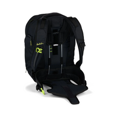 Der Satch Match Schulranzen - Dark Skate von Satch bietet ergonomisches Design, gepolsterte Schultergurte, Hüftgurt, neon-grüne Akzente und ist erweiterbar für extra Stauraum - hier von hinten gezeigt.
