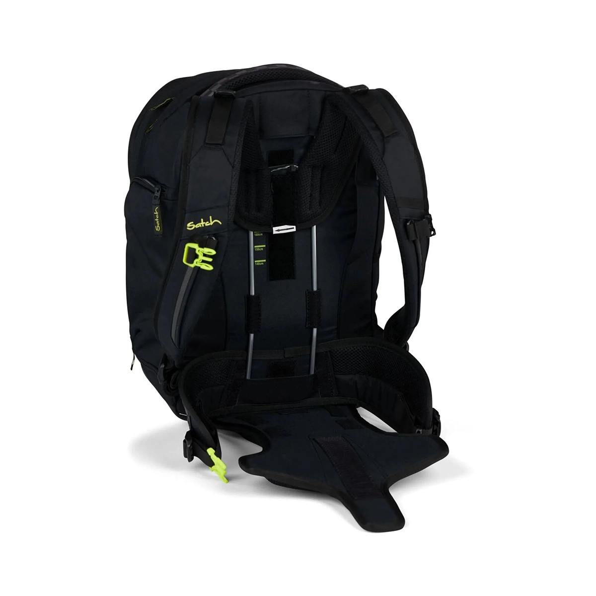 Der Satch Match Schulranzen - Dark Skate von Satch bietet ergonomisches Design, gepolsterte Schultergurte, Hüftgurt, neon-grüne Akzente und ist erweiterbar für extra Stauraum - hier von hinten gezeigt.