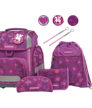 Das 9-teilige Schneiders Ergolite Berry Paw Schulranzen-Set von Schneiders überzeugt mit ergonomischem Design, lila-pinkem Einhorn-Motiv, passenden Federmäppchen, nachhaltigen Patches und praktischem Turnbeutel.