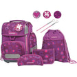 Das 9-teilige Schneiders Ergolite Berry Paw Schulranzen-Set von Schneiders überzeugt mit ergonomischem Design, lila-pinkem Einhorn-Motiv, passenden Federmäppchen, nachhaltigen Patches und praktischem Turnbeutel.