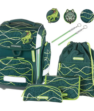 Das Schneiders Ergolite Jurassic - 9-teiliges Schulranzen-Set von Schneiders zeigt ein grün-schwarzes Ergolite-Design mit Dinosaurier- und Wolfsmotiven, inklusive Rucksack, Kordelzugtasche, Federtasche, Reißverschlussetui, Schlüsselanhänger und runden Aufnähern.