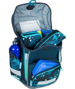 Das 9-teilige Schulranzen-Set von Schneiders Ergolite Berry Paw hat mehrere Fächer, ist aus recycelten PET-Flaschen hergestellt und enthält eine Wasserflasche, eine Brotdose, ein Federmäppchen, Bücher und einen Stundenplan im Deckel.