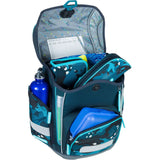 Das 9-teilige Schulranzen-Set von Schneiders Ergolite Berry Paw hat mehrere Fächer, ist aus recycelten PET-Flaschen hergestellt und enthält eine Wasserflasche, eine Brotdose, ein Federmäppchen, Bücher und einen Stundenplan im Deckel.