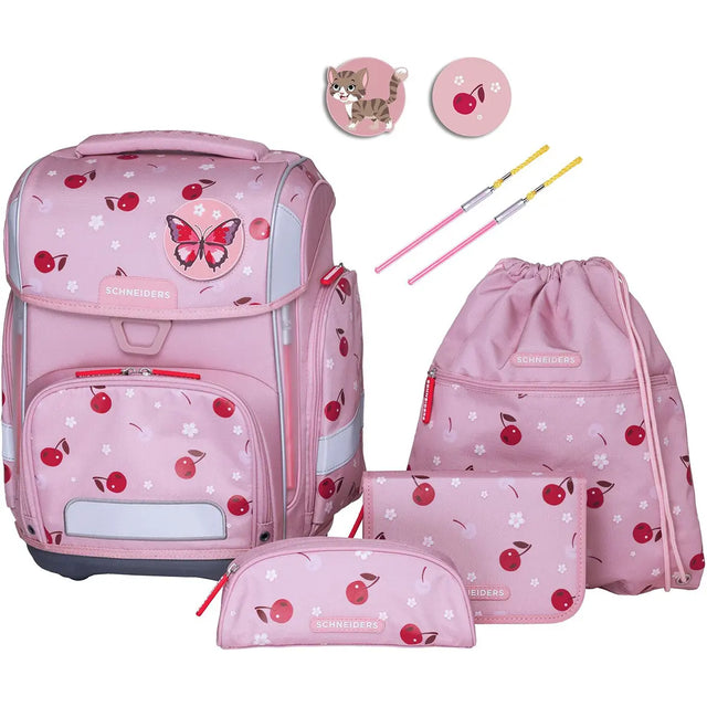 Das 9-teilige Schulranzen-Set "Berry Blossom" von Schneiders Ergolite für Kinder besteht aus einem rosafarbenen ergonomischen Rucksack mit Kirsch- und Schmetterlingsmotiven, einer passenden Kordeltasche, einem Federmäppchen, einem Portemonnaie und zwei runden Ansteckern - alles auf weißem Grund.