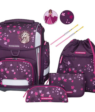 Das 9-teilige Schneiders Ergolite "Berry Blossom" Schulranzen-Set überzeugt ergonomisch in Lila mit pinkem Blumenmuster und enthält LED-Leuchtstäbe, Rucksack, Turnbeutel, Mäppchen sowie praktisches Zubehör.