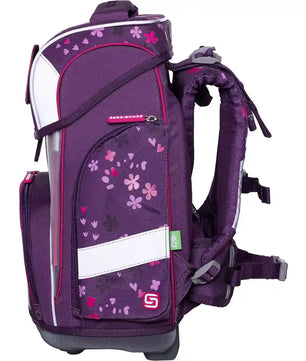 Das 9-teilige Schulranzen-Set "Berry Blossom" von Schneiders Ergolite besteht aus einem ergonomischen lilafarbenen Schulrucksack mit rosa-weißem Blumendesign, gepolsterten Trägern und mehreren Fächern, hier in der Seitenansicht.