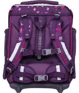 Der Schneiders Ergolite "Berry Blossom" ist ein lila Schulranzen mit Blumenmuster, verstellbaren Trägern und Rollen, von hinten gesehen. Als 9-teiliges Set erhältlich. Optional mit LED-Leuchtstäben.