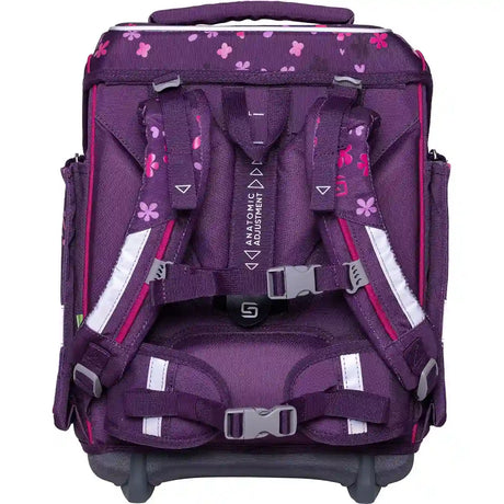 Der Schneiders Ergolite "Berry Blossom" ist ein lila Schulranzen mit Blumenmuster, verstellbaren Trägern und Rollen, von hinten gesehen. Als 9-teiliges Set erhältlich. Optional mit LED-Leuchtstäben.