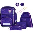 Das 9-teilige Schneiders Ergolite "Dark Hunter" Schulranzen-Set besteht aus einem leichten, ergonomischen lilafarbenen Schulrucksack mit Katzen- und Sternenmotiven, Kordelzugtasche, Federmäppchen, Portemonnaie, zwei Stiften und Einhorn-/Stern-Aufnähern - alles von Schneiders.