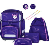 Das 9-teilige Schneiders Ergolite "Dark Hunter" Schulranzen-Set besteht aus einem leichten, ergonomischen lilafarbenen Schulrucksack mit Katzen- und Sternenmotiven, Kordelzugtasche, Federmäppchen, Portemonnaie, zwei Stiften und Einhorn-/Stern-Aufnähern - alles von Schneiders.