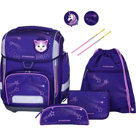 Das 9-teilige Schneiders Ergolite "Dark Hunter" Schulranzen-Set besteht aus einem leichten, ergonomischen lilafarbenen Schulrucksack mit Katzen- und Sternenmotiven, Kordelzugtasche, Federmäppchen, Portemonnaie, zwei Stiften und Einhorn-/Stern-Aufnähern - alles von Schneiders.