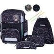 Schneiders Ergolite "Dark Hunter" 9-teiliges Schulranzen-Set in Schwarz-Weiß mit abstraktem Muster: ergonomische Ranzen, Lunchbag, Federmäppchen, Turnbeutel und zwei Stifte.