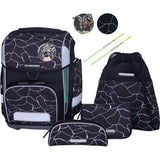 Schneiders Ergolite "Dark Hunter" 9-teiliges Schulranzen-Set in Schwarz-Weiß mit abstraktem Muster: ergonomische Ranzen, Lunchbag, Federmäppchen, Turnbeutel und zwei Stifte.