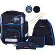Das 9-teilige Schulranzen-Set "Space Quest" von Schneiders Ergolite zeigt ein schwarz-blaues Weltraum-Motiv mit Sternen und Planeten. Dazu gehören ein leichter Schulranzen, eine Kordeltasche, ein Federmäppchen, ein Portemonnaie, zwei Stifte und ein rundes Wolfsabzeichen.
