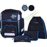 Das 9-teilige Schulranzen-Set "Space Quest" von Schneiders Ergolite zeigt ein schwarz-blaues Weltraum-Motiv mit Sternen und Planeten. Dazu gehören ein leichter Schulranzen, eine Kordeltasche, ein Federmäppchen, ein Portemonnaie, zwei Stifte und ein rundes Wolfsabzeichen.