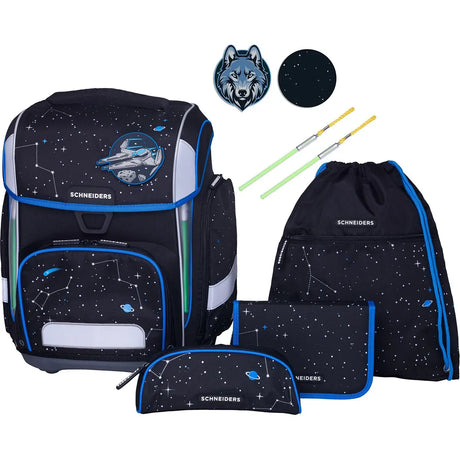 Das 9-teilige Schulranzen-Set "Space Quest" von Schneiders Ergolite zeigt ein schwarz-blaues Weltraum-Motiv mit Sternen und Planeten. Dazu gehören ein leichter Schulranzen, eine Kordeltasche, ein Federmäppchen, ein Portemonnaie, zwei Stifte und ein rundes Wolfsabzeichen.