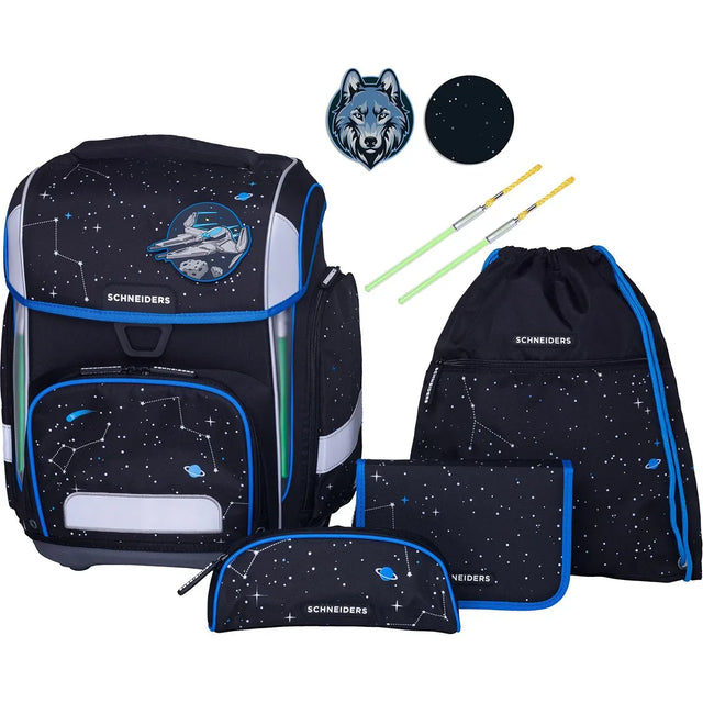 Das 9-teilige Schulranzen-Set "Space Quest" von Schneiders Ergolite zeigt ein schwarz-blaues Weltraum-Motiv mit Sternen und Planeten. Dazu gehören ein leichter Schulranzen, eine Kordeltasche, ein Federmäppchen, ein Portemonnaie, zwei Stifte und ein rundes Wolfsabzeichen.