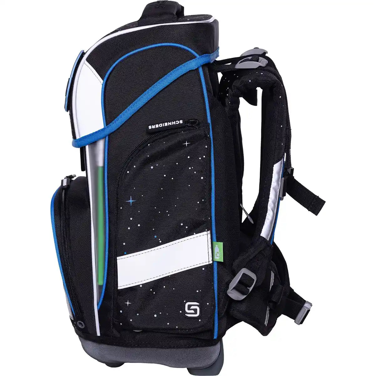Das Schneiders Ergolite "Space Quest" 9-teiliges Schulranzen-Set ist ein schwarzes Kinderrucksack-Set mit blauen Akzenten, weißen Reflexstreifen, Sternenmuster, Seitentasche, gepolsterten Gurten, Tragegriff und ergonomischem Design mit Schneiders-Logo.