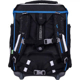 Das 9-teilige Schneiders Ergolite "Space Quest" Set besteht aus einem schwarz-blauen ergonomischen Schulranzen mit gepolsterten Trägern, mehrfach verstellbaren Schnallen, Seitentaschen, Reflexstreifen und einem "Anatomic Adjustment"-Etikett auf dem mittleren Rückengurt.