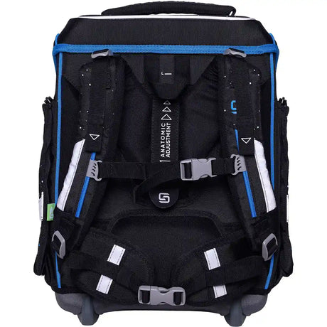 Das 9-teilige Schneiders Ergolite "Space Quest" Set besteht aus einem schwarz-blauen ergonomischen Schulranzen mit gepolsterten Trägern, mehrfach verstellbaren Schnallen, Seitentaschen, Reflexstreifen und einem "Anatomic Adjustment"-Etikett auf dem mittleren Rückengurt.