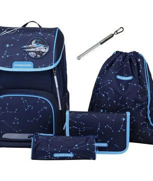 Das 6-teilige Schneiders Ergojet Space Dream Schulranzen-Set von Schneiders überzeugt in Navy Blau mit Konstellationsmuster und enthält Rucksack, Etuis, Turnbeutel sowie einen Stift - perfekt für die Grundschule.
