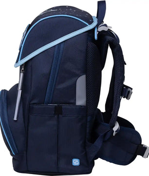 Das Schneiders Ergojet Space Dream Schulranzen-Set - 6-teilig ist marineblau mit hellblauer Zierleiste, ergonomisch gepolsterten Trägern und mehreren Fächern - ideal für Grundschüler.