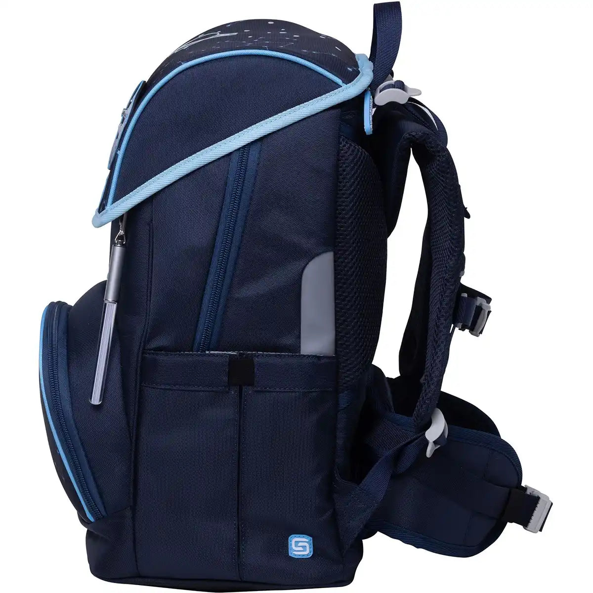 Das Schneiders Ergojet Set Space Dream von Schneiders ist ein marineblauer Schulranzen mit hellblauer Zierleiste, Seitentasche, ergonomisch gepolsterten Schultergurten und einem Frontfach, dargestellt von der Seite vor weißem Hintergrund.