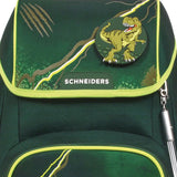 Das Schneiders Ergojet Dino olive Schulranzen-Set ist dunkelgrün mit gelber Umrandung, ergonomischem Design, SCHNEIDERS-Logo, Krallenzeichen-Akzenten und einem runden Aufnäher auf der Vorderseite, der einen Cartoon-T. Rex-Dinosaurier zeigt.
