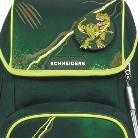 Das Schneiders Ergojet Dino olive Schulranzen-Set ist dunkelgrün mit gelber Umrandung, ergonomischem Design, SCHNEIDERS-Logo, Krallenzeichen-Akzenten und einem runden Aufnäher auf der Vorderseite, der einen Cartoon-T. Rex-Dinosaurier zeigt.