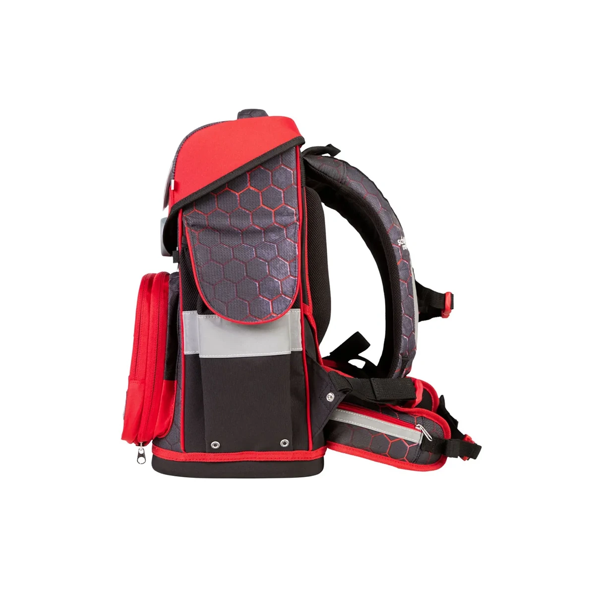 Das School-Mood Timeless Schulranzen-Set 7-teilig "Mika" zeichnet sich durch ein rot-schwarzes Sechseckmuster und ein ergonomisches Design aus, in der Seitenansicht auf weißem Hintergrund.