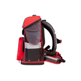 Das School-Mood Timeless Schulranzen-Set 7-teilig "Mika" zeichnet sich durch ein rot-schwarzes Sechseckmuster und ein ergonomisches Design aus, in der Seitenansicht auf weißem Hintergrund.