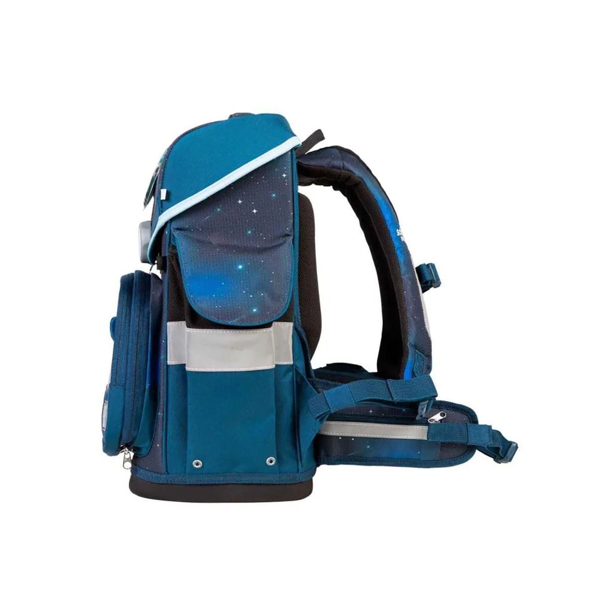 Seitenansicht des blauen School-Mood Timeless Schulranzen-Set 7-teilig "Moritz" mit gepolsterten Trägern und Stern-Details, ideal für die Klassen 1-4, auf weißem Hintergrund.