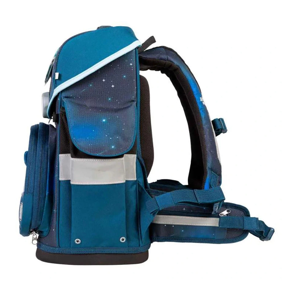 Seitenansicht des blauen School-Mood Timeless Schulranzen-Set 7-teilig "Moritz" mit gepolsterten Trägern und Stern-Details, ideal für die Klassen 1-4, auf weißem Hintergrund.