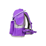 Das School-Mood Timeless Schulranzen-Set 7-teilig "Marie" zeichnet sich durch ein lila ergonomisches Design mit gepolsterten Trägern, Seitentasche und Sternchenmuster aus. In der Seitenansicht ist dieses School-Mood-Set ideal für Schulanfänger.