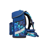 Das School-Mood Champion Schulranzen-Set 7-teilig "Felix" zeichnet sich durch ein elektro-blaues Blitzmuster und einen reflektierenden Streifen aus, der von der Seite gezeigt wird. Dieser ergonomische Rucksack garantiert Komfort und Stil für jeden Schultag.