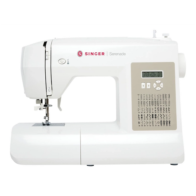 Die SINGER Nähmaschine "660L Serenade" ist eine weiße Nähmaschine mit einem digitalen Display und mehreren Stichoptionen auf der Vorderseite, die vor einem schlichten weißen Hintergrund gezeigt wird.