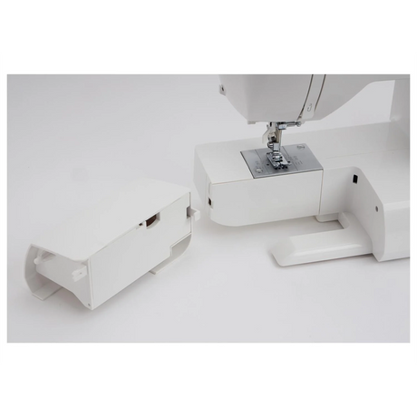 Eine Nahaufnahme der SINGER Nähmaschine "660L Serenade" von SINGER, mit herausgenommenem Zubehörfach und daneben auf einer weißen Fläche.