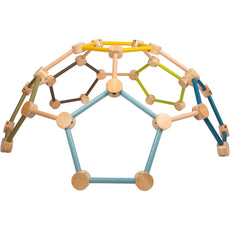 Die Kletterkuppel Adventure von small foot mit bunten Stäben und kreisrunden Verbindungsstücken ist ein ideales Klettergerüst, das Kinder lieben werden.